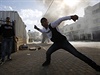 Palestinský mladík útoí na izraelské poádkové síly.