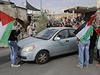 Palestintí demonstranti blokují prjezd izraelského osadníka. Auta se v...