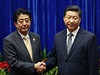 Japonsk premir inz Abe a nsk prezident Si in-pching (ilustran snmek).