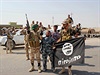 íitské milice oslavují úspch v boji s Islámským státem (ilustraní...