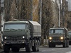 Kolona neoznaených vojenských nákladních automobil v Doncku.