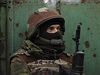 Ukrajinsk dobrovoln vojk dr pozici nedaleko Doncka.