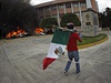 Demonstranti zapálili budovu parlamentu mexického státu Guerrero.