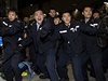 Hongkongská policie bhem zásahu proti demonstrantm.