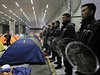 Kordon policist ped budovou hongkongské radnice.