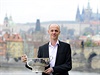 Trenér Petr Pála zapózoval 10. listopadu v Praze s pohárem pro vítzky Fed Cupu.