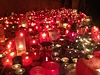 Na Národní tíd plápolají svíky, které pipomínají Listopad 1989 a ukonují...