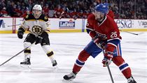 tonk Montreal Canadiens Ji Sek (26) najd s pukem v zpase proti...