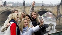 Selfie s Fed Cupem. Zleva Andrea Hlavkov, Lucie Hradeck, Klra Koukalov,...
