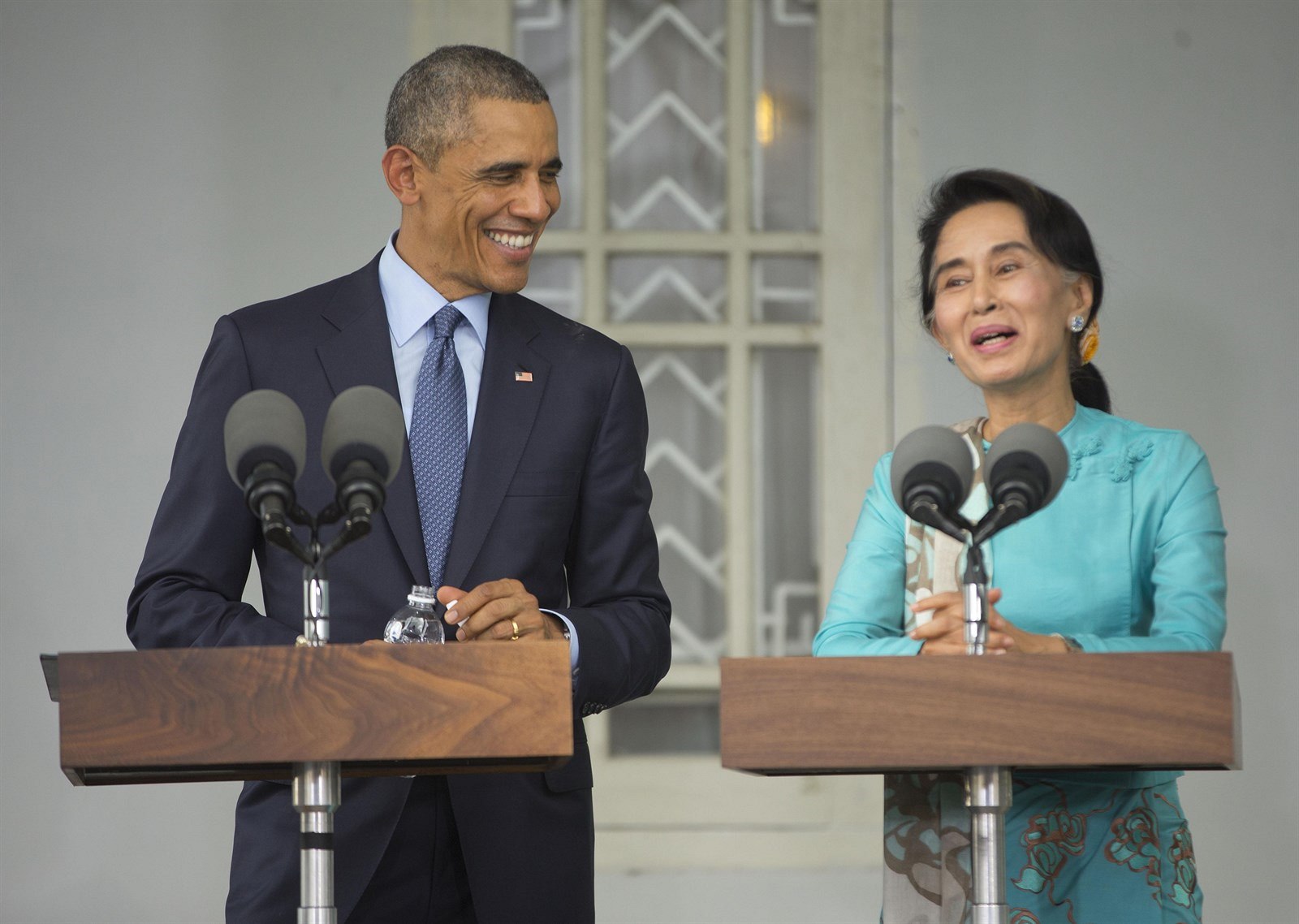 Vůdkyně barmské opozice Su Ťij a prezident USA Obama při společném proslovu