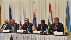 Zleva: prezident R Milo Zeman, prezident Polska Bronislaw Komorowski,...