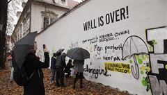 Po Lennonov� zdi na Kamp� si vandalové vzali �na pa�kál� také sochu mar�ála...