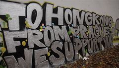 Nápis na Lennonov� zdi na Kamp� v Praze: To Hongkong from Prague - We Support...