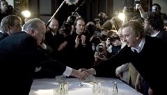 Historický moment. Premiér Adamec (Jiří Lábus) si podává ruku s disidentem... | na serveru Lidovky.cz | aktuální zprávy