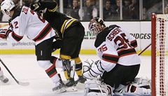 Marek �idlický p�ihlí�í kuriózní tref� Setha Griffitha.