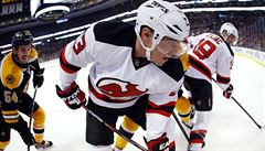 Mike Cammalleri (uprost�ed) v souboji u hrazení.