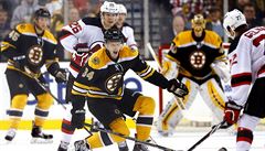 St�ela! Eric Gelinas nap�ahuje na modré �á�e.