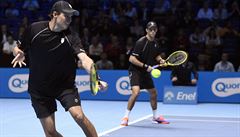 Bob Bryan (vlevo) bhem finálového utkání muské tyhry na Turnaji mistr.