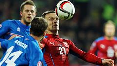 Zpracování. David Lafata soustedn hledí na balon.