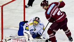 Zleva branká Brna Martin Falter a útoník Sparty Jan Buchtele.