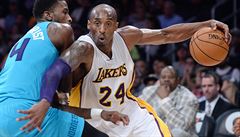 5. Kobe Bryant - americký basketbalista, Los Angeles Lakers. Celkový píjem za...