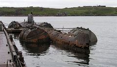 Sovtská ponorka K-159, která se potopila na cest k doku Poljarnyj, kde mla...