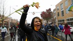 Demonstrující si v St. Louis p�ipomínají sto dní od zast�elení Michaela Browna...