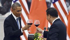 Americký prezident Barack Obama (vlevo) si p�ipíjí se svým �ínským prot�j�kem...