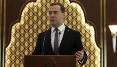 Rusko ztratilo u destky miliard dolar, piznal premir Medvedv