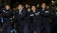 Násilí v Hongkongu: demonstranti se u radnice střetli s policisty 
