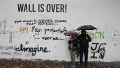 Lennonova ze� na pra�ské Kamp� krátce poté, co ji studenti p�emalovali na bílo.