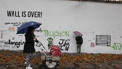 Studenti, kte�í si �íkají Pra�ská slu�ba, p�et�eli známou Lennonovu ze� v Praze.