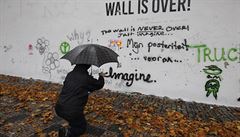 K přetření Lennonovy zdi se přihlásila umělecká skupina Pražská služba