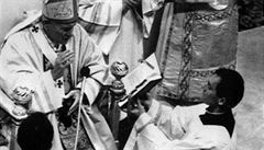 Pape Jan Pavel II. (vlevo) te kanonizaní modlitbu za Aneku Pemyslovnu...