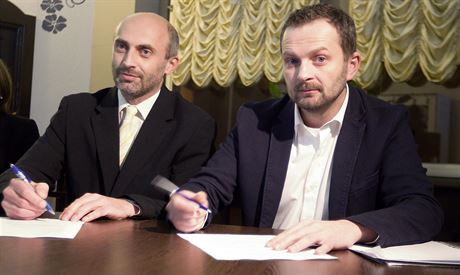 Jan Korytá (Zmna) a Tibor Batthyany (ANO) pi podpisu koaliní smlouvy v...