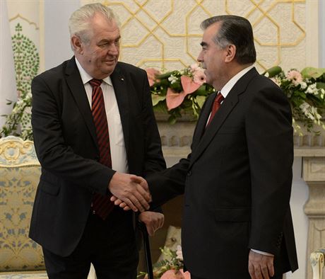 Prezident Milo Zeman (vlevo) se 26. listopadu v tádické metropoli Duanbe...