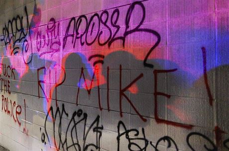 Zdi ve Fergusonu jsou pokryt npisy RIP Mike (voln peloeno odpovej v...