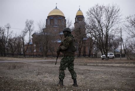 po zuby ozbrojený ukrajinský voják hlídkuje nedaleko Luhansku.