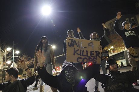 Demonstranti s plaktem (voln peloeno) vzen pro policistu - vraha