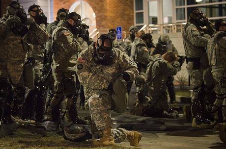 lenov Nrodn gardy pomhali policistm ve Fergusonu.