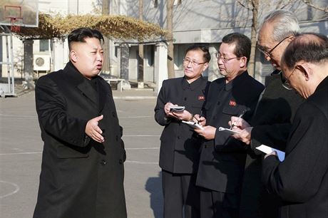 Jako obvykle Kima doprovázela skupina zapisovatel s notýsky.