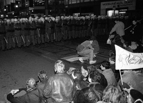 Policejní kordon 17. listopadu 1989 proti demonstrantm na Národní tíd v...