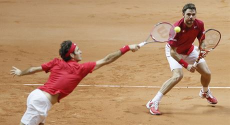 Finle tenisovho Davisova pohru Francie - vcarsko: Federer (vlevo) a...