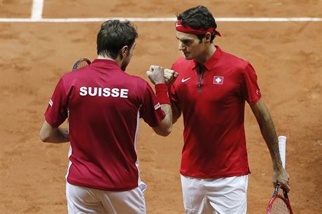 Finle tenisovho Davisova pohru Francie - vcarsko: Wawrinka (vlevo) a...