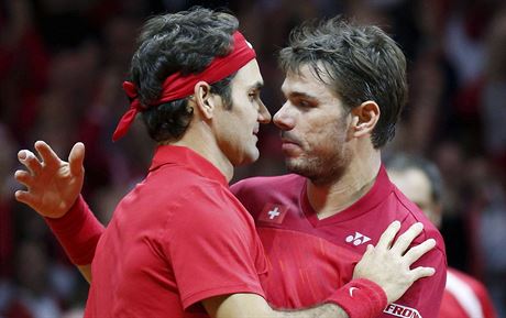 Finále tenisového Davisova poháru Francie - výcarsko: Federer (vlevo) a...