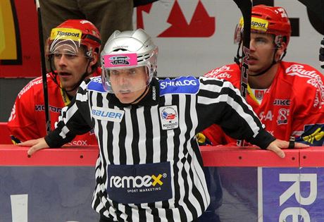 Hokejový rozhodí bhem utkání extraligy (ilustraní foto).