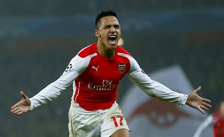 Alexis Sanchez z Arsenalu slaví gól.