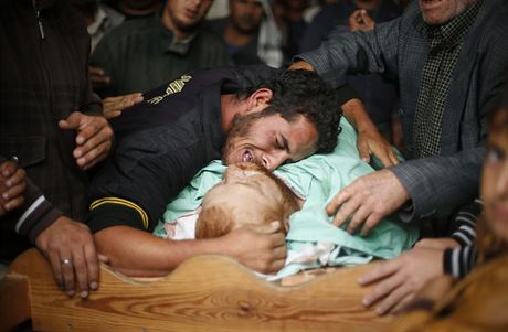Píbuzní Fadela Halawy, Palestince zasteleného bhem pímí v pásmu Gazy