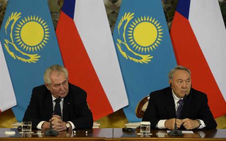 Prezident Milo Zeman (vlevo) a kazaský prezident Nursultan Nazarbajev...