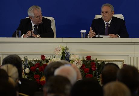 Prezident Milo Zeman (vlevo) a kazask prezident Nursultan Nazarbajev...